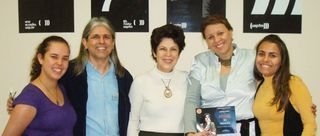 Esther Góes (ao centro) é recebida por Fernanda Vieira, Lupércio Tomás, Miriam Ramos e Katiane Sombra na Rádio USP FM, em São Paulo. - CLAUDIO IZÍDIO, CHRISTINA BUENO, FABRICIO MARUXO, JORGE ROSEMBERG, KATIANE SOMBRA, MÁRCIA AVELINO, OVADIA SAADIA, RAFAELLA SILVA E YURI MINE