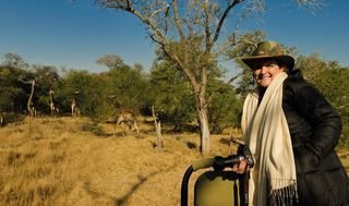 Em safári na Embaixada de CARAS, na África do Sul, no dia em que faz 55 anos, Betty encontra girafas na savana, que desfilam elegantemente perto da ex-top model. - MARTIN GURFEIN