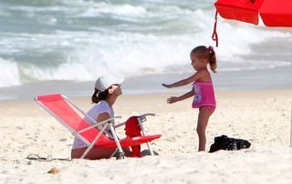 Gabriela Duarte leva a filha Manuela na praia - Delson Silva/AgNews