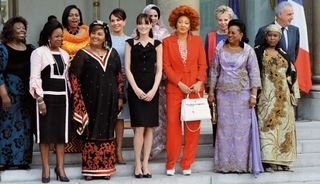 Hadjia, Touré, Chantal Biya, Carla, Chantal Compaoré, Antoinette e Monique. Atrás, Viviane, Tekber, Sylvia e Chantal Yayi.