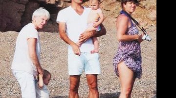 Federer leva as filhas, as graciosas Charlene Riva e Myla Rose, para tomar seu primeiro banho de mar na praia de Girolata em companhia da sogra, Drahomira, e da amada. - Southern Press