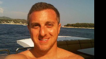 De férias, Luciano Huck corta o cabelo na Croácia - Reprodução Twitter