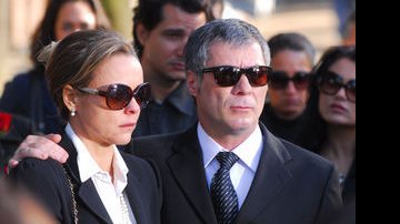 Leopoldo Pacheco e Giulia Gam na cena do enterro de Osmar, em 'Ti-ti-ti' - TV Globo / Zé Paulo Cardeal