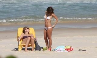 Carolina Dieckmann e amiga na praia da Reserva - Delson Silva/AgNews