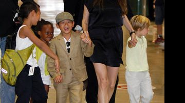 Angelina Jolie chega ao Japão ao lado dos filhos - REUTERS/Toru Hanai