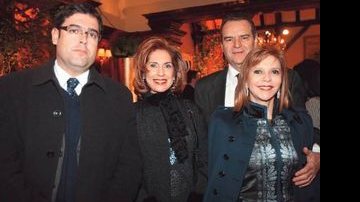 Carlos Alberto de Castro com a mãe, Stela Maria,e o casal Luiz Cesar e Leila Buffara nos 83 anos do Graciosa Country Club. - EMERSON TOUCHE, FABIANO NEVES, FRED PONTES, HENRIQUE FALCI, KOBIYAMA, NAIDERON JR., RENATA VIDIGAL E VIVIAM FERNANDEZ