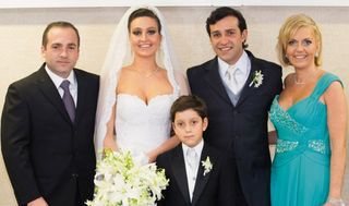 Os noivos Maria Vitória Lorenzetti e Juliano Campelo são ladeados pelos namorados Adriano Coral e Marzia Lorenzetti, mãe da noiva e do pajem, Mateus, em Curitiba. - EMERSON TOUCHE, FABIANO NEVES, FRED PONTES, HENRIQUE FALCI, KOBIYAMA, NAIDERON JR., RENATA VIDIGAL E VIVIAM FERNANDEZ