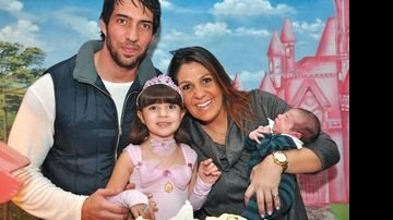 A atriz Leka Begliomini festeja os 4 anos da filha Giovanna com seu amado, Thiago Lobo,e o filho Gabriel no buffet Magic Place, SP. - ANTÔNIO CARLOS CARREIRO, CACÁ BERNARDES, CLÁUDIO IZIDIO, FÁBIO ZANZERI, JULIANA CENSI, OVADIA SAADIA, RODRIGO ZORZI, SILVIA FERREIRA E STANLEY MIRANDA