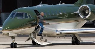 Recém-casado com a atriz Calista Flockhart, ele decola do aeroporto de Santa Mônica pilotando seu jato Cessna Citation, rumo ao Novo México, set de seu novo longa de ação. - FLYNET/BRAINPIX