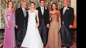 Os noivos, Patrícia e Bruno, entre os pais dela, Sonja e Philip, e os dele, Márcia e Irvando. - GEORGE MAGARAIA/ IMAGENS MAGASAC