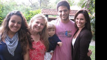 Rafael Mascarenhas segura seu afilhado Logan, ao lado das irmãs Kamila, Mariah e Mariana Belém - Reprodução