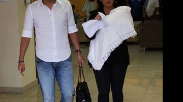 Denílson e Luciele Di Camargo levam Maria Eduarda para casa - Orlando Oliveira / AgNews