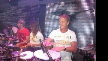 Marcello Noaves toca no show de Alexandre Peixe, em Recife - Divulgação