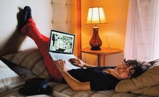 Após brilhar em Malhação ID, o ator e líder da banda pop Hori, cuja foto vê no laptop, faz balanço da vida e da promissora carreira em dias de relax na Ilha de CARAS, em Angra. - CADU PILLOTTO