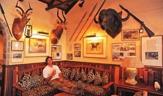 Em MalaMala Game Reserve, o ator aprecia a atmosfera da selva na decoração do lodge após se aventurar em safári na maior reserva privada de animais da África do Sul. - CADU PILOTTO, JAIME BÓRQUEZ E WANDER ROBERTO/INOVAFOTO