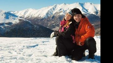 Namorados há oito anos, o casal contempla a paisagem na estação de esqui Cerro Bayo, em Villa La Angostura, patagônia argentina. - SELMY YASSUDA/ARTEMISIA FOT. E COMUNICAÇÃO PRODUÇÃO: CLAUDIO LOBATO AGRADECIMENTO: CORPOREUM, JORGE BISCHOFF E ROSA CHÁ
