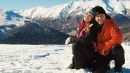 Namorados há oito anos, o casal contempla a paisagem na estação de esqui Cerro Bayo, em Villa La Angostura, patagônia argentina. - SELMY YASSUDA/ARTEMISIA FOT. E COMUNICAÇÃO PRODUÇÃO: CLAUDIO LOBATO AGRADECIMENTO: CORPOREUM, JORGE BISCHOFF E ROSA CHÁ
