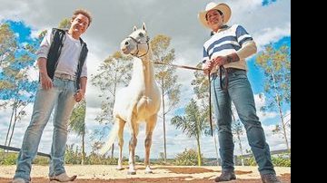 No Rancho das Américas, em Porto Feliz, SP, os amigos posam com o cavalo SC Chiseled In Stone, garanhão do haras da família de Sorocaba. - ADILSON FELIX