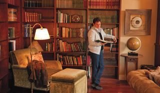 Marcos folheia livros na sede da Embaixada de CARAS na África do Sul, no Rattray's em MalaMala Game Reserve. - MARTIN GURFEIN
