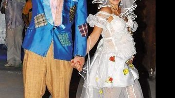 Os atores Rodrigo Lopez e Fernanda Souza se 'casam' em festa julina que reúne astros da novela global. - Felipe Assumpção e Roberto Teixeira/AgNews