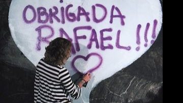 A atriz escreve mensagem de amor para o filho na parede do Túnel Acústico, onde ele foi atropelado em 20 de julho. - GIL RODRIGUES