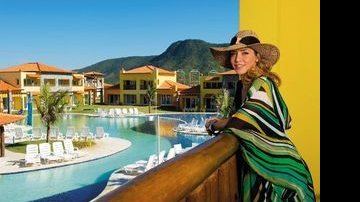 No Breezes Búzios Resort & Spa, Christine observa os 28000 m² do empreendimento, na praia de Tucuns. - César Alves