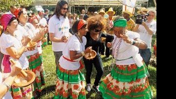 Amparada por seu eleito, Elza dança entre Maria Zita Rodrigues de Jesus e Marinalva de Menezes Alcântara, do Samba do Machucador. - Fred Pontes