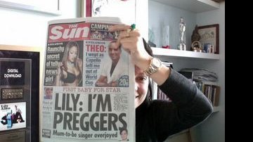 Lily Allen com o tabloide nas mãos - Reprodução/Twitter