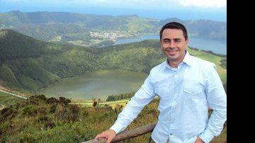 O jornalista Alexandre Mendonça apreciando a paisagem de Sete Cidades, na Ilha de São Miguel - Arquivo pessoal