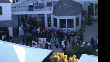 Robbie Williams se casa no jardim de sua mansão em Beverly Hills - City Files