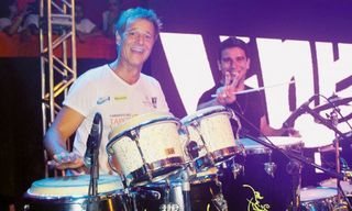 No palco, Marcello dá show ao lado do percussionista da banda Cheiro de Amor, Danilo Farias. - FRED PONTES