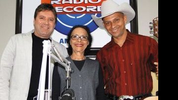 A dupla Nilson e Nando na atração da homônima da apresentadora Lílian Loy, na Rádio Record AM, São Paulo. - CLÁUDIO WAKAHARA, GEORGE MAGARAIA/IMAGENS MAGASAC, GLAYCON MUNIZ, MARCELO GERMANO, MÁRCIA ALVES, RICARDO PRADO E SÉRGIO ANDRADE