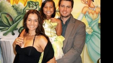 Yaclara comemora 6 anos entre o padrasto, Alaor Paris, e a mãe, a atriz Mônica Carvalho, no Rio de Janeiro. - CLÁUDIO WAKAHARA, GEORGE MAGARAIA/IMAGENS MAGASAC, GLAYCON MUNIZ, MARCELO GERMANO, MÁRCIA ALVES, RICARDO PRADO E SÉRGIO ANDRADE