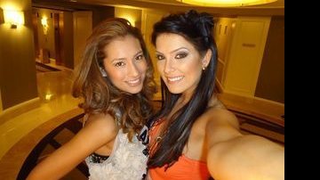 Débora Lyra ao lado de Tara Vaitiere Hoyos, a Miss Inglaterra - Reprodução/Twitter