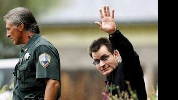 Justiça livra Charlie Sheen da prisão