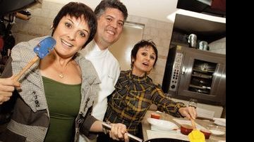 No Atelier Gourmand, Valéria, Mafalda e o chef Alex preparam saboroso nhoque de ricota. - FOTOS: ROBERTO LARROUDE