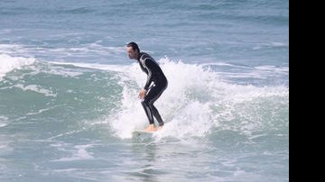 Rodrigo Santoro surfando na praia da Macumba, no Rio de Janeiro - Dilson Silva/AgNews