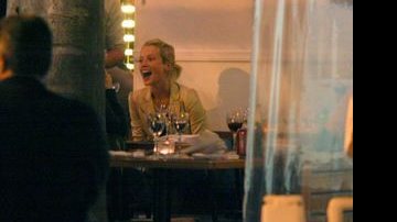 Juliana Didone janta com amiga em restaurante no Leblon, Rio de Janeiro - Fausto Candelaria / AgNews