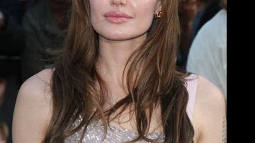 Angelina Jolie escolhe look de gala para divulgação de 'Salt', em Londres - City Files