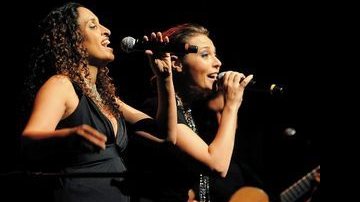 As cantoras israelenses Noa e Mira Awad dividem o palco em show no Teatro Bradesco, em São Paulo. - ANDRÉ VICENTE, FLAVIO DRAGONE, JOÃO ROBERTO, JULIANA LOPES, LU PREZIA, MARCIO ROSA, MIDORI DE LUCA, PAULINHO LEITE, PAULO GIANDALIA E PETRÔNIO CINQUE