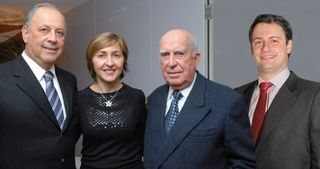 Ernesto Pedroso, pres. da Previsul, festeja os 104 anos da empresa ao lado de Fatima Bergamaschi, Miguel Junqueira e o filho Renato Pedroso, todos da companhia. - ALBERTO GOULART, ELIAS JÚNIOR, HELDER REIS, IVANA FARIA, RODRIGO LIMA / SPACE PHOTOGRAPHY, MICHELI KAROLY, RODRIGO ARCEGO, SÉRGIO ALMEIDA E TELMO XIMENES