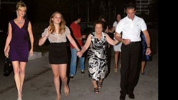 Com sua musa, a filha e a mãe, astro festeja em sua amada Marbella, ao sul da Espanha. - THE GROSBY GROUP