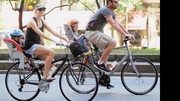 Naomi Watts e Liev Schreiber pedalam com os filhos em NY - TARTRACK