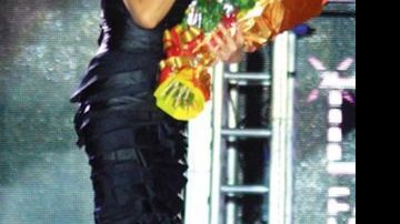 Xuxa ganha flores e, emocionada, agradece à plateia do Recife. - ANDRÉ SCHILIRÓ E ROBERTO PEREIRA