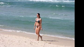 Grávida de 4 meses, Letícia Spiller mostra boa forma na praia - Delson Silva/AgNews