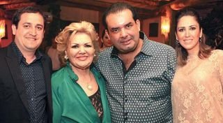 O casal Flavia e Marcio Fernandes ladeia Ester Abussafi e o filho Jota, que celebra 45 anos.