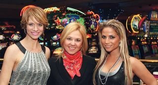 Silvina Luna, do Conrad Resort & Casino, é ladeada por Laura Wie e Mônica Apor na festa da revista Playboy.