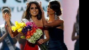 A mexicana Jimena Navarrete recebe a coroa da venezuelana Stefania Fernandez - GettyImages