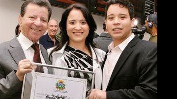 Na Câmara Municipal da cidade, o empresário João Batista Lima recebe o título de Cidadão Mato-Grossense com sua Vera e o filho João Pedro. - CLAUDIA REBOUÇAS, GERSON LIMA, J. URIAS, JADER DA ROCHA / RAVI STUDIO FOTOGRÁFICO, JULLIANY DUARTE, MAURO CAMPOS, PATRÍCIA TARTARI, PAULO LIMA E RONNY CAJANGO