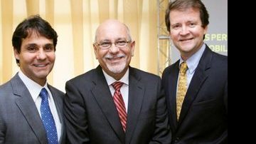 Jorge Hereda, da Caixa Econômica Federal, é ladeado por Cláudio Cunha e Nilson Sarti, ambos da Assoc. de Dirigentes de Empresas do Mercado Imobiliário, nos 35 anos da entidade. - ARIEL COSTA, BRUNO STUCKERT, CRISTIANO SÉRGIO, DRIKA VIANA, EDER DA FONSECA MELO, KEKA AZOUS, LUCAS SILVA, LUCIANO ALVES ELIAS, RONNY CAJANGO, PAULO BEER, TELMO XIMENES, TICO FONSECA